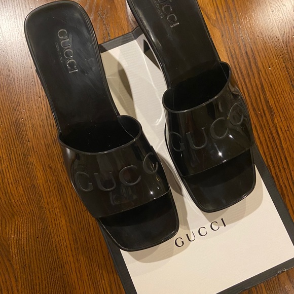 GUCCI WOMEN’S RUBBER SLIDE SANDAL - Picture 2 of 4